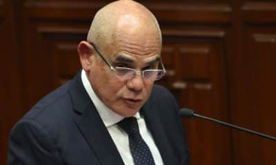 El primer ministro de Perú, Ernesto Álvarez (i), habla durante una sesión este miércoles, en el Congreso en Lima (Perú). EFE/ Paolo Aguilar