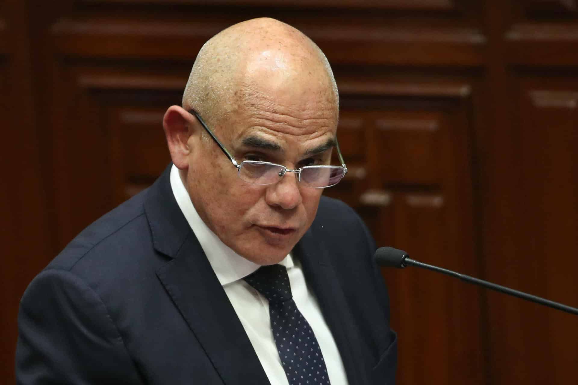 El primer ministro de Perú, Ernesto Álvarez (i), habla durante una sesión este miércoles, en el Congreso en Lima (Perú). EFE/ Paolo Aguilar