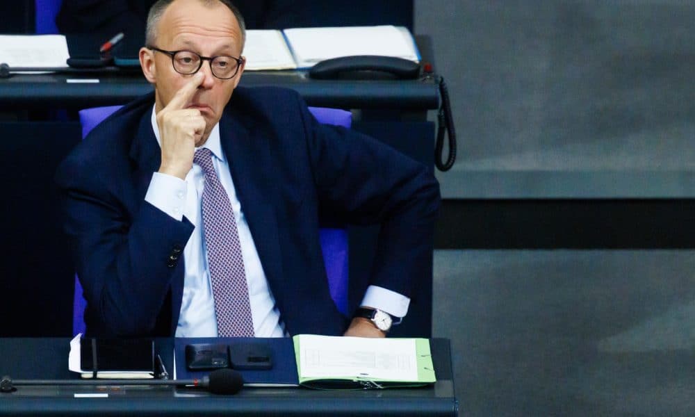 El canciller alemán Friedrich Merz observa durante una sesión del Parlamento alemán, el Bundestag, en Berlín, Alemania, el 16 de octubre de 2025. EFE/EPA/CLEMENS BILAN