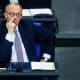 El canciller alemán Friedrich Merz observa durante una sesión del Parlamento alemán, el Bundestag, en Berlín, Alemania, el 16 de octubre de 2025. EFE/EPA/CLEMENS BILAN