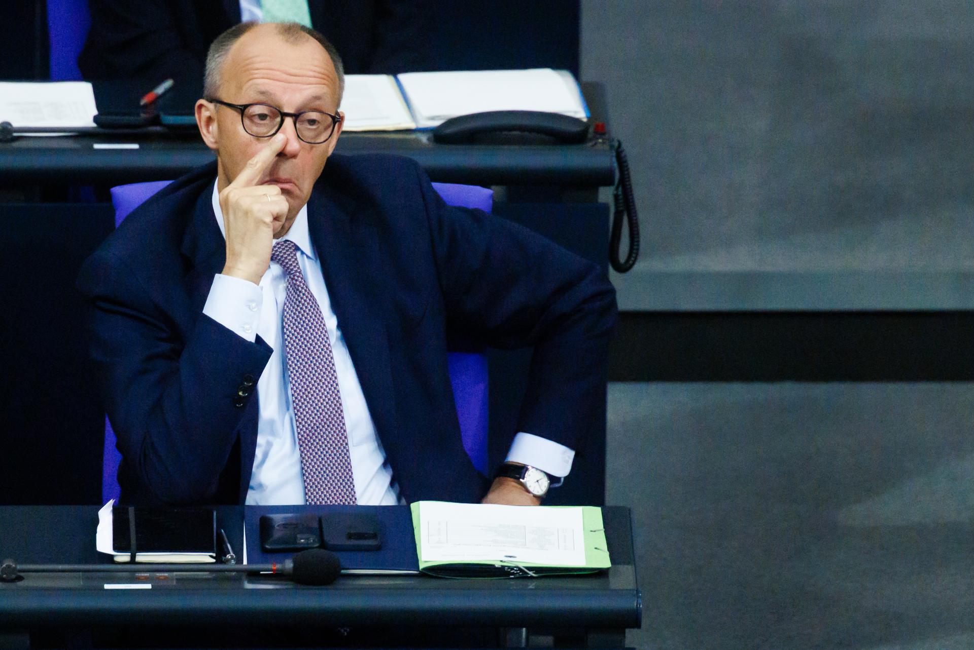 El canciller alemán Friedrich Merz observa durante una sesión del Parlamento alemán, el Bundestag, en Berlín, Alemania, el 16 de octubre de 2025. EFE/EPA/CLEMENS BILAN