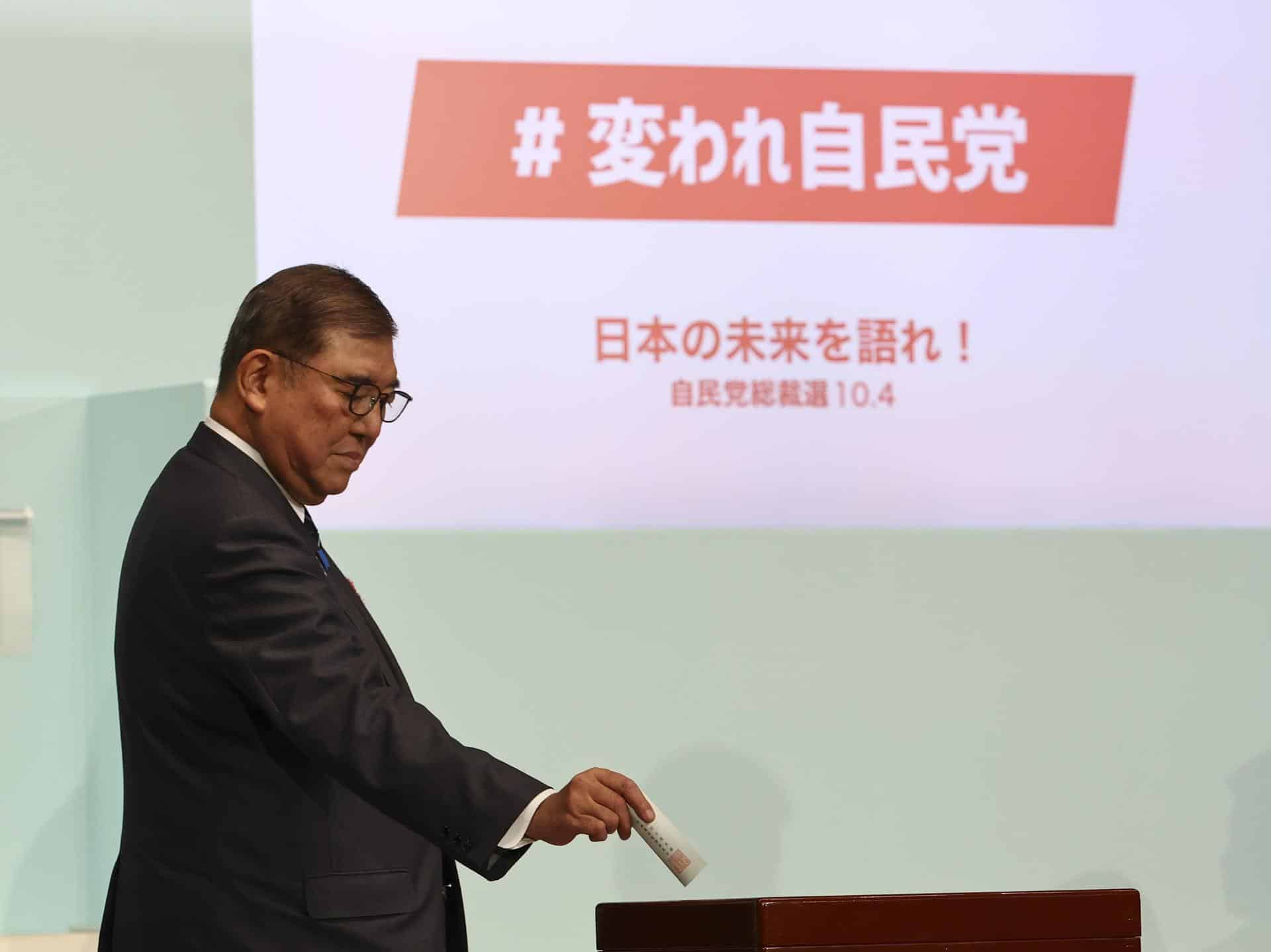 El primer ministro de Japón, Shigeru Ishiba, vota en las elecciones del Partido Liberal Democrático (PLD) en Tokio, Japón, el 4 de octubre de 2025. EFE/EPA/Kim Kyung-Hoon / POOL