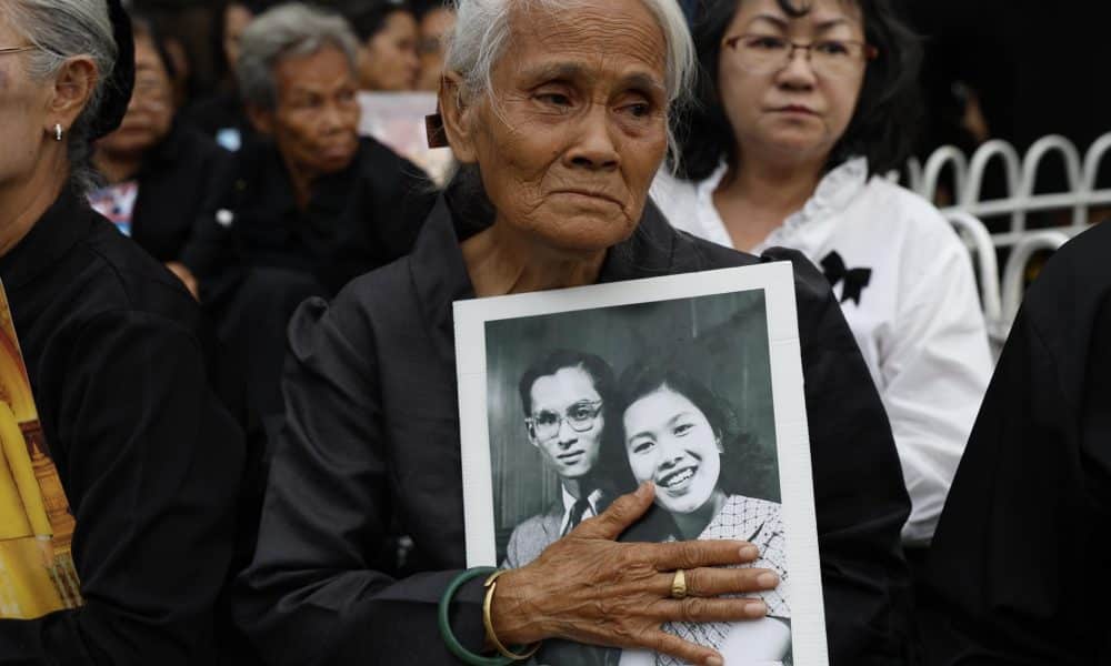 Una tailandesa abrazada al retrato de la reina madre de Tailandia, Sirikit, quien falleció el viernes a los 93 años.
EFE/EPA/RUNGROJ YONGRIT