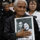 Una tailandesa abrazada al retrato de la reina madre de Tailandia, Sirikit, quien falleció el viernes a los 93 años.
EFE/EPA/RUNGROJ YONGRIT