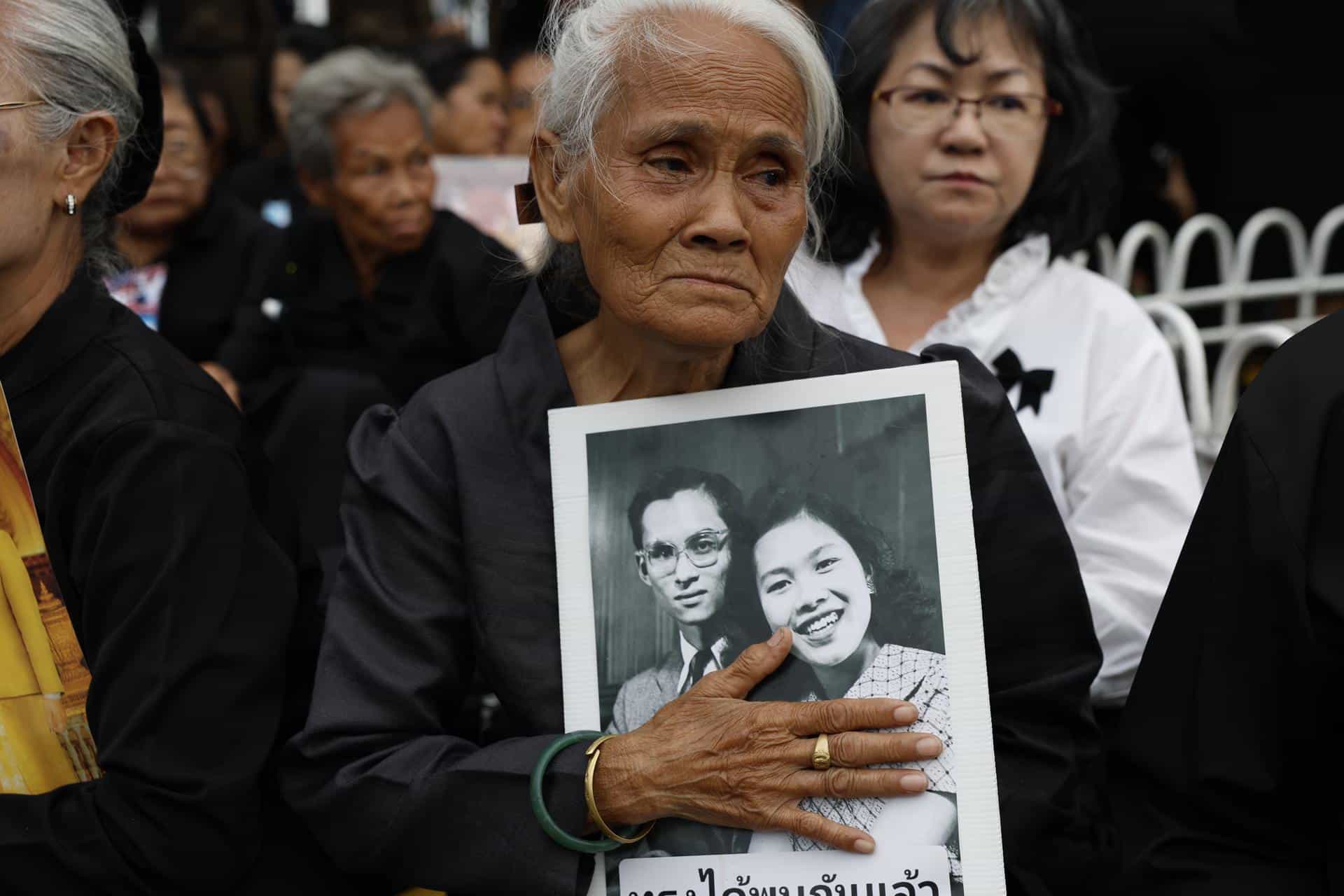 Una tailandesa abrazada al retrato de la reina madre de Tailandia, Sirikit, quien falleció el viernes a los 93 años.
EFE/EPA/RUNGROJ YONGRIT