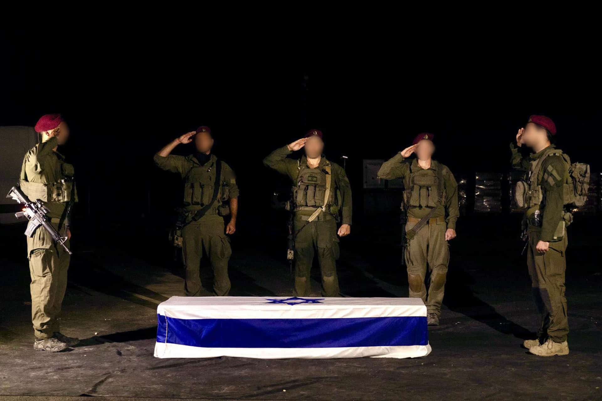 Ceremonia llevada a cabo por el ejército Israelí en Gaza en memoria del secuestrado israelí Eliyahu Margalit. El Centro de Medicina Forense Abu Kabir de Yafa (sur de Tel Aviv) identificó durante la noche el cadáver del rehén entregado por Hamás como perteneciente a Eliyahu Margalit, anunció la oficina del primer ministro, Benjamín Netanyahu, este sábado. "Representantes del Ejército informaron a la familia del secuestrado Eliyahu Margalit de que su ser querido había sido devuelto a Israel y su identificación completada", recoge el comunicado. EFE/ Ejército Israelí SOLO USO EDITORIAL/SOLO DISPONIBLE PARA ILUSTRAR LA NOTICIA QUE ACOMPAÑA (CRÉDITO OBLIGATORIO)