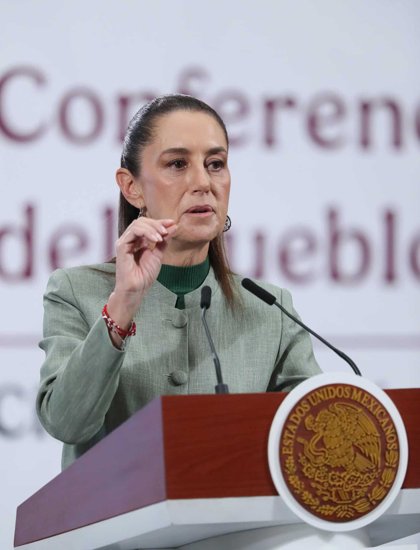 La presidenta de México, Claudia Sheinbaum, habla durante una rueda de prensa este martes, en Palacio Nacional de la Ciudad de México (México). EFE/Mario Guzmán