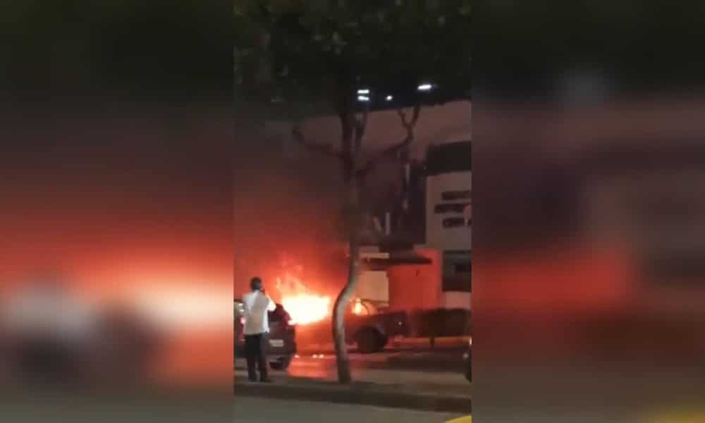 Captura de video que muestra un vehículo incendiándose afuera de un centro comercial este martes, en Guayaquil (Ecuador). EFE/ Rastreo de redes