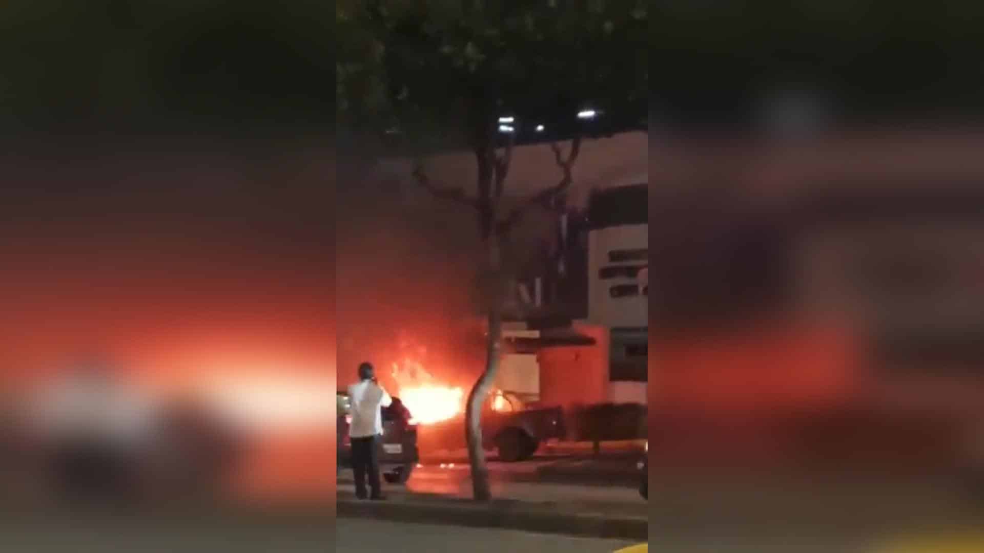 Captura de video que muestra un vehículo incendiándose afuera de un centro comercial este martes, en Guayaquil (Ecuador). EFE/ Rastreo de redes