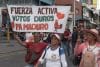 Captura de video que muestra una mujer sosteniendo un cartel durante una movilización este lunes, en Caracas (Venezuela). EFE/ Iván Cárdenas

