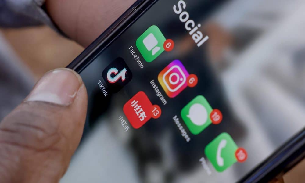 Fotografía de archivo, tomada el 17/01/2025, que muestra la pantalla de un teléfono inteligente en la que se observa el logo de aplicaciones como Instagram y Tiktok, perteneciente a un usuario en Decatur, Georgia, Estados Unidos. EFE/EPA/ERIK S. LESSER