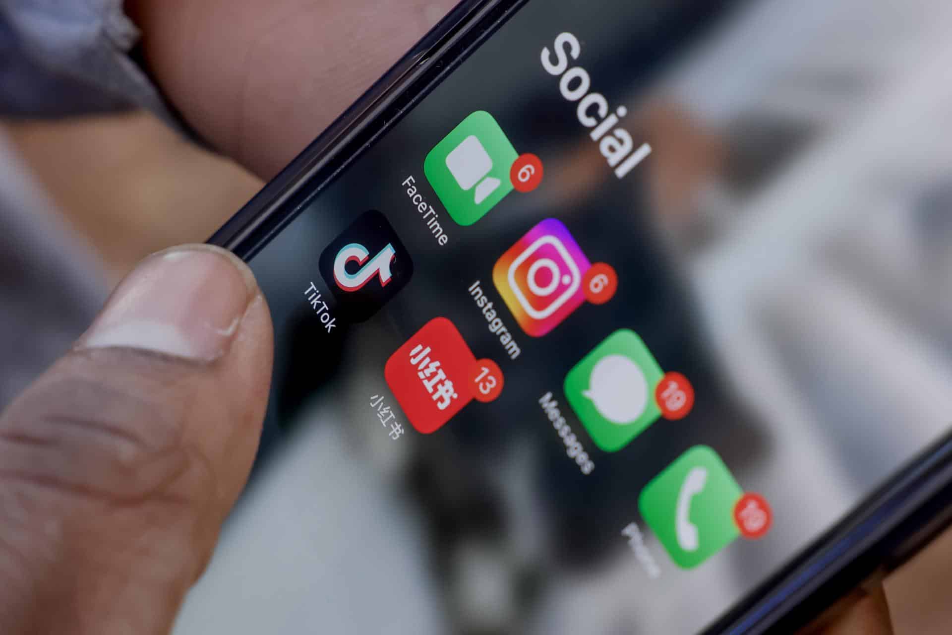 Fotografía de archivo, tomada el 17/01/2025, que muestra la pantalla de un teléfono inteligente en la que se observa el logo de aplicaciones como Instagram y Tiktok, perteneciente a un usuario en Decatur, Georgia, Estados Unidos. EFE/EPA/ERIK S. LESSER
