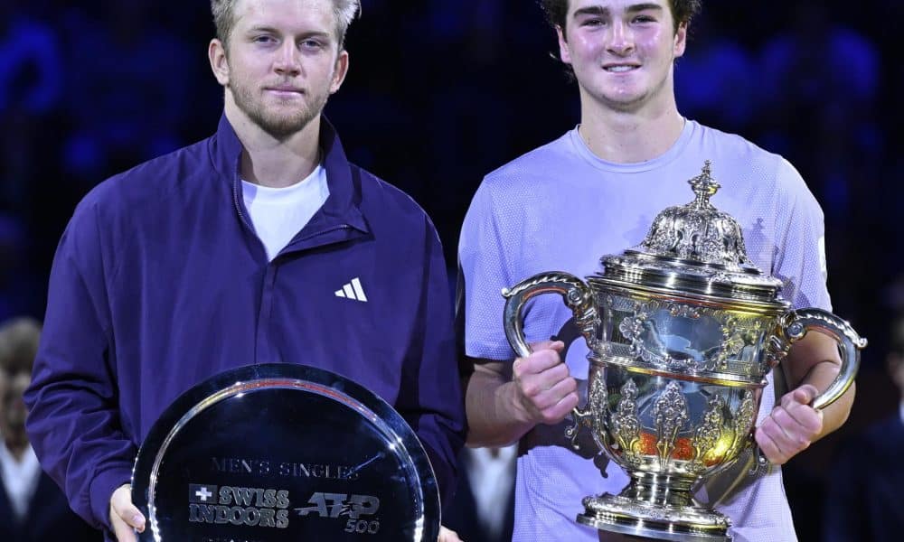 El tenista español Alejandro Davidovich Fokin a junto al brasileño Joao Fonseca en el St. Jakobshalle en Basilea, Suiza. EFE/EPA/GEORGIOS KEFALAS
