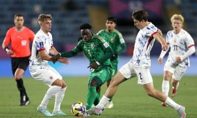 Talal Haji (c) de Arabia Saudita disputa el balón con Luca Høyland (d) de Noruega este domingo, en un partido del grupo F de la Copa Mundial Sub-20 en el estadio Codelco El Teniente, en Rancagua (Chile). EFE/ Ailen Díaz