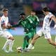 Talal Haji (c) de Arabia Saudita disputa el balón con Luca Høyland (d) de Noruega este domingo, en un partido del grupo F de la Copa Mundial Sub-20 en el estadio Codelco El Teniente, en Rancagua (Chile). EFE/ Ailen Díaz