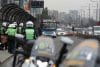 Policías custodian un bus de servicio público este lunes, en Lima (Perú). EFE/ Paolo Aguilar
