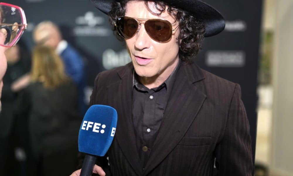El cantautor español Enrique Bunbury habla durante una entrevista con EFE este jueves, en el Flamingo Theatre, en Miami (EE.UU.). EFE/ Alberto Boal