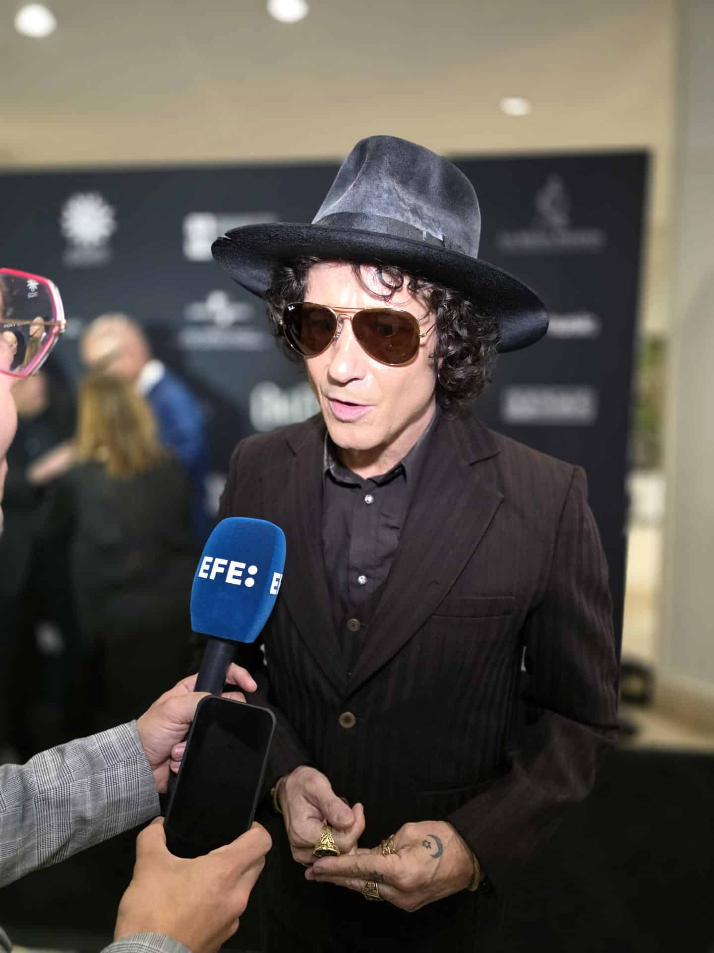 El cantautor español Enrique Bunbury habla durante una entrevista con EFE este jueves, en el Flamingo Theatre, en Miami (EE.UU.). EFE/ Alberto Boal