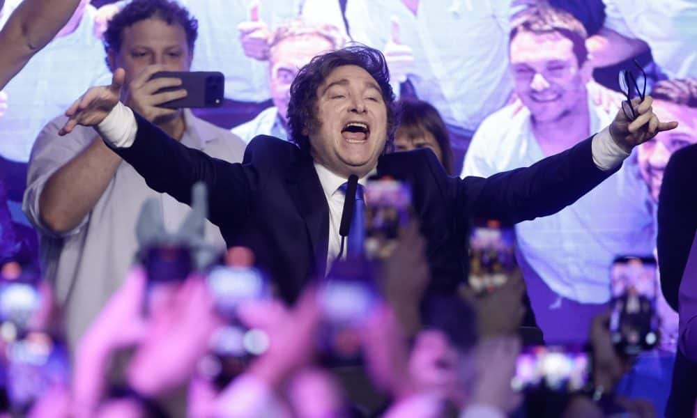 El presidente de Argentina, Javier Milei, habla tras conocer los resultados de las elecciones legislativas este domingo, en Buenos Aires (Argentina). EFE/ Juan Ignacio Roncoroni
