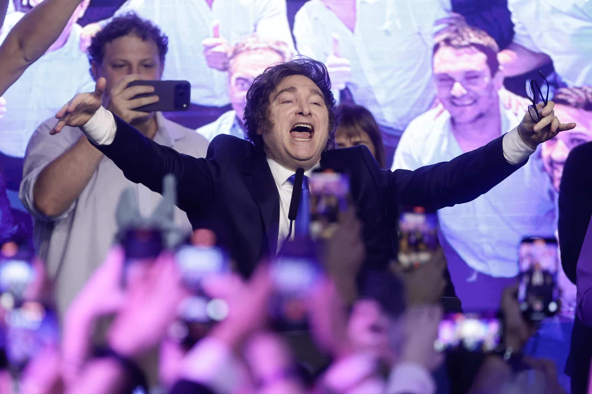 El presidente de Argentina, Javier Milei, habla tras conocer los resultados de las elecciones legislativas este domingo, en Buenos Aires (Argentina). EFE/ Juan Ignacio Roncoroni