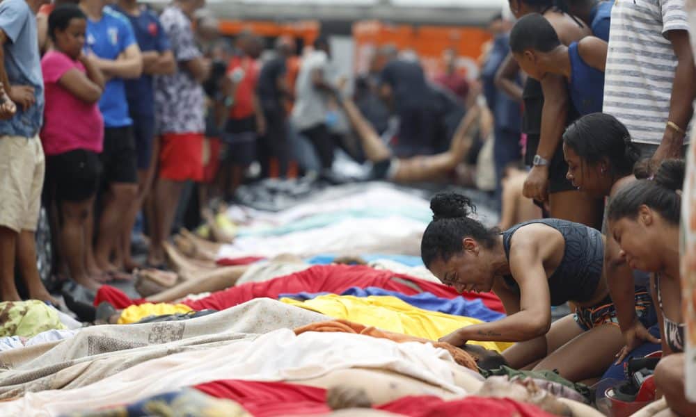 El Gobierno nacional de Brasil y el regional del estado de Río de Janeiro anunciaron este miércoles la creación de una entidad conjunta de combate al crimen organizado como respuesta a la crisis de seguridad provocada por una operación policial que dejó el martes al menos 121 muertos en esta ciudad brasileña. EFE/ Antonio Lacerda