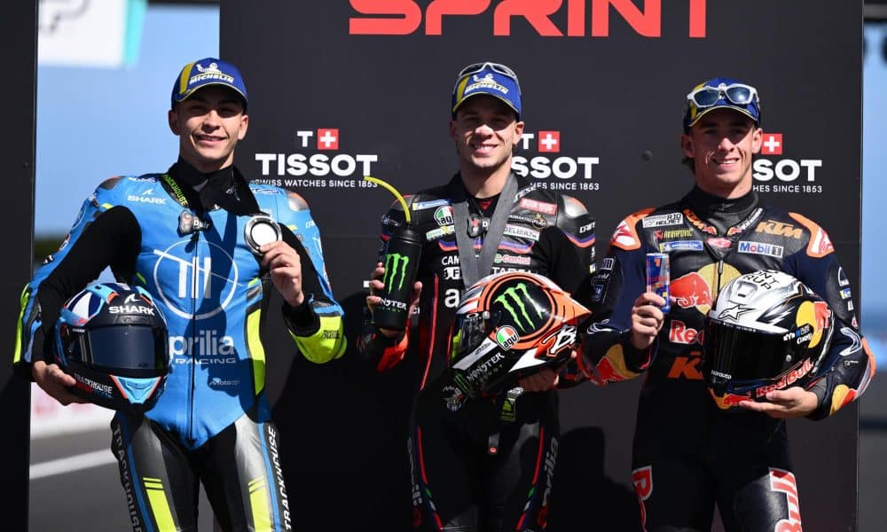 (I-D) Raúl Fernández, Marco Bezzecchi y Pedro Acosta celebran en el podio tras la carrera de MotoGP Sprint del Gran Premio de Motociclismo de Australia 2025 en Phillip Island. EFE/EPA/JOEL CARRETT