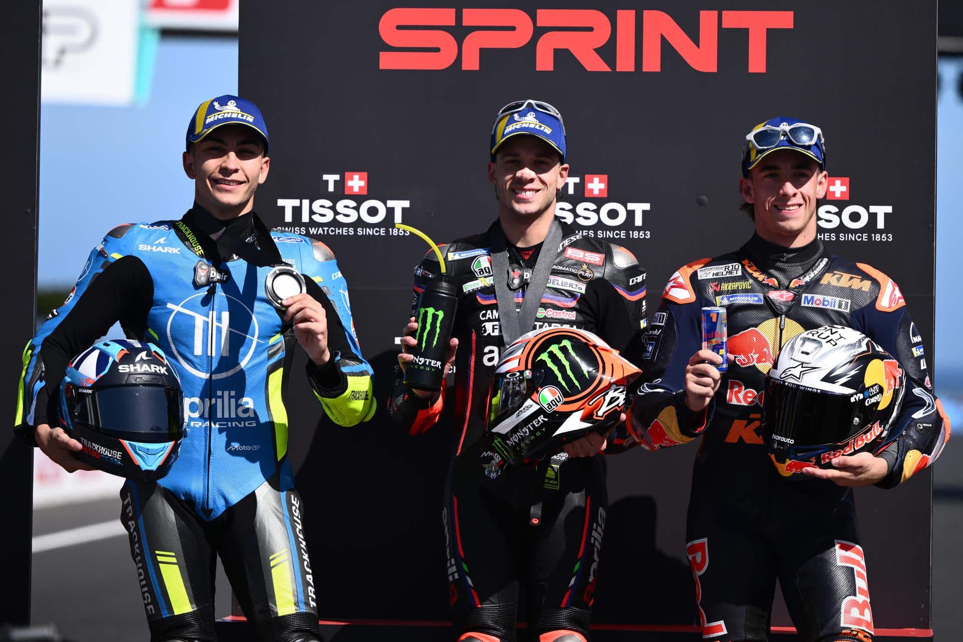 (I-D) Raúl Fernández, Marco Bezzecchi y Pedro Acosta celebran en el podio tras la carrera de MotoGP Sprint del Gran Premio de Motociclismo de Australia 2025 en Phillip Island. EFE/EPA/JOEL CARRETT