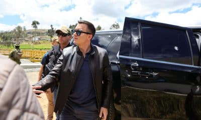 Fotografía tomada de la cuenta oficial @Presidencia_Ec en la red social X donde se ve al presidente de Ecuador, Daniel Noboa, saludando a algunas personas luego que la caravana donde se desplazaba a un evento fuera atacada por manifestantes. EFE/ @Presidencia_Ec