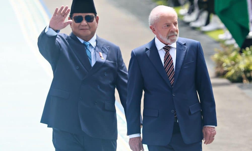 JAKARTA (Indonesia), 23/10/2025.- Indonesian President Prabowo Subianto (L) waves as he welcomes Brazilian President Luiz Inacio Lula da Silva (R) at the Presidential Palace in Jakarta, Indonesia, 23 October 2025. Brazilian President Luiz Inacio Lula da Silva visits Indonesia to discuss bilateral ties. (Brasil) EFE/EPA/ADI WEDA