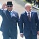 JAKARTA (Indonesia), 23/10/2025.- Indonesian President Prabowo Subianto (L) waves as he welcomes Brazilian President Luiz Inacio Lula da Silva (R) at the Presidential Palace in Jakarta, Indonesia, 23 October 2025. Brazilian President Luiz Inacio Lula da Silva visits Indonesia to discuss bilateral ties. (Brasil) EFE/EPA/ADI WEDA