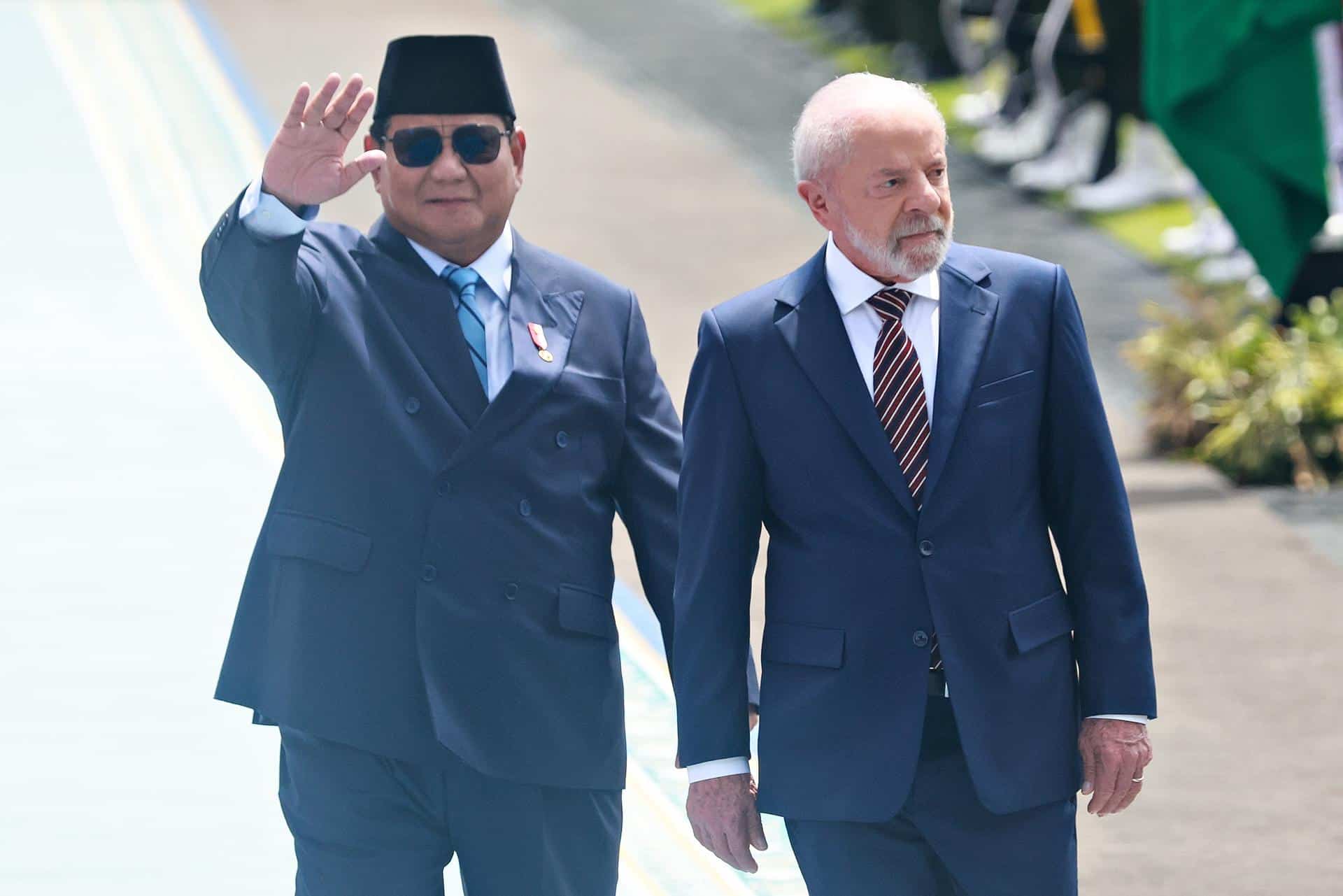 JAKARTA (Indonesia), 23/10/2025.- Indonesian President Prabowo Subianto (L) waves as he welcomes Brazilian President Luiz Inacio Lula da Silva (R) at the Presidential Palace in Jakarta, Indonesia, 23 October 2025. Brazilian President Luiz Inacio Lula da Silva visits Indonesia to discuss bilateral ties. (Brasil) EFE/EPA/ADI WEDA