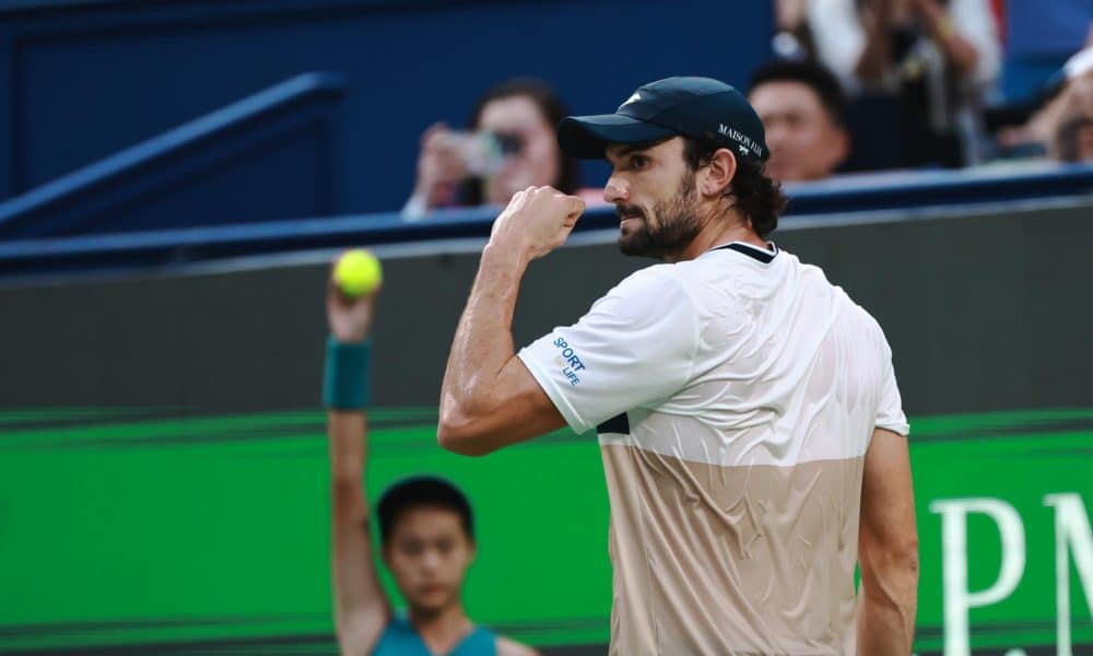 El tenista monaguesco Valentin Vacherot en acción durante la final del torneo de individuales masculino contra el francés Arthur Rinderknech en el torneo de tenis de Shanghai, China. EFE/EPA/ALEX PLAVEVSKI
