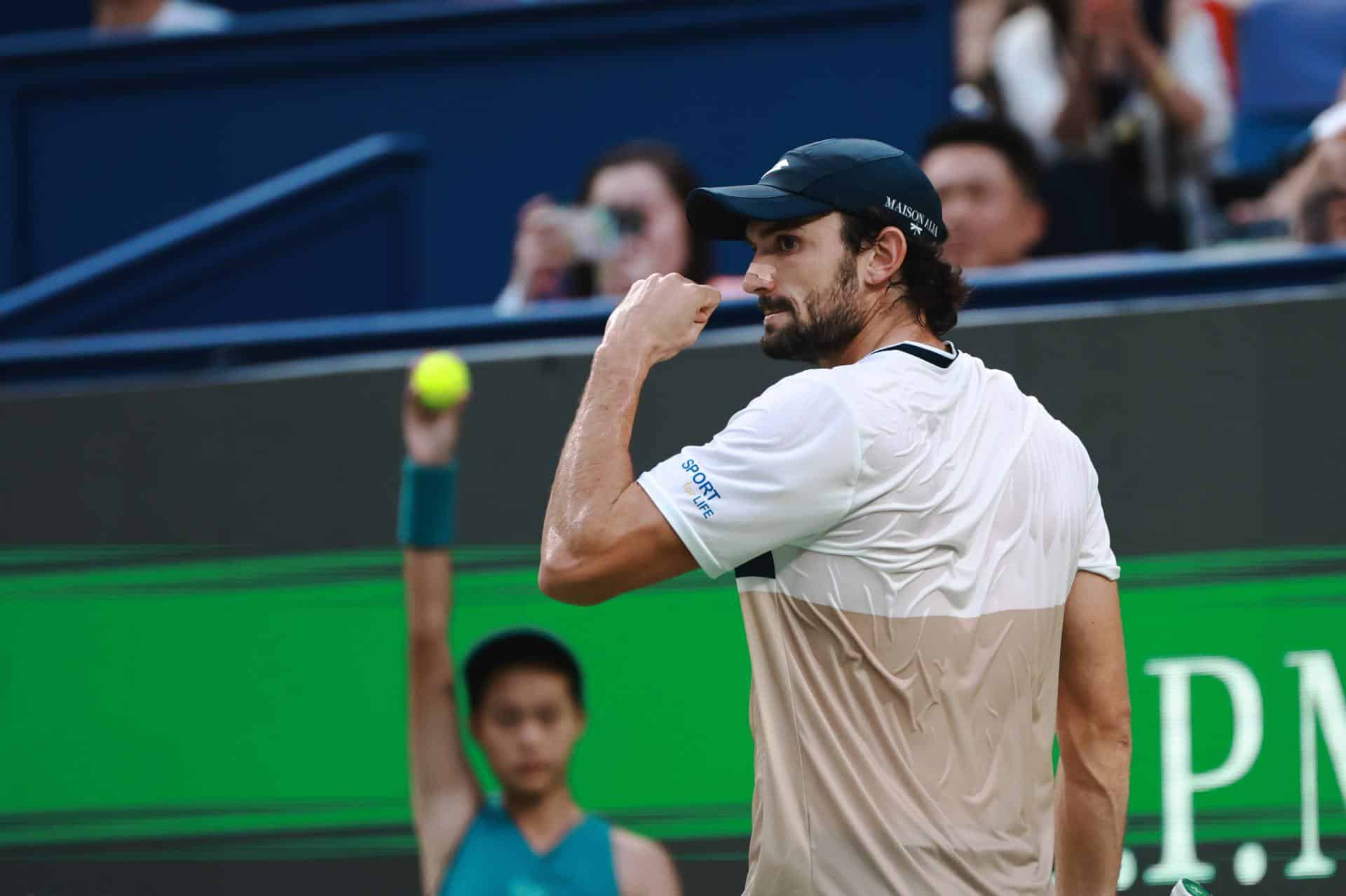 El tenista monaguesco Valentin Vacherot en acción durante la final del torneo de individuales masculino contra el francés Arthur Rinderknech en el torneo de tenis de Shanghai, China. EFE/EPA/ALEX PLAVEVSKI