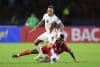 El defensor Fidel Escobar (abajo) es superado por el extremo surinamés Tjaronn Chery durante el partido de la cuarta jornada del Grupo A de las eliminatorias de la Concacaf para el Mundial de 2026 jugado este martes en el estadio Rommel Fernández Gutiérrez, de Ciudad de Panamá. EFE/ Bienvenido Velasco