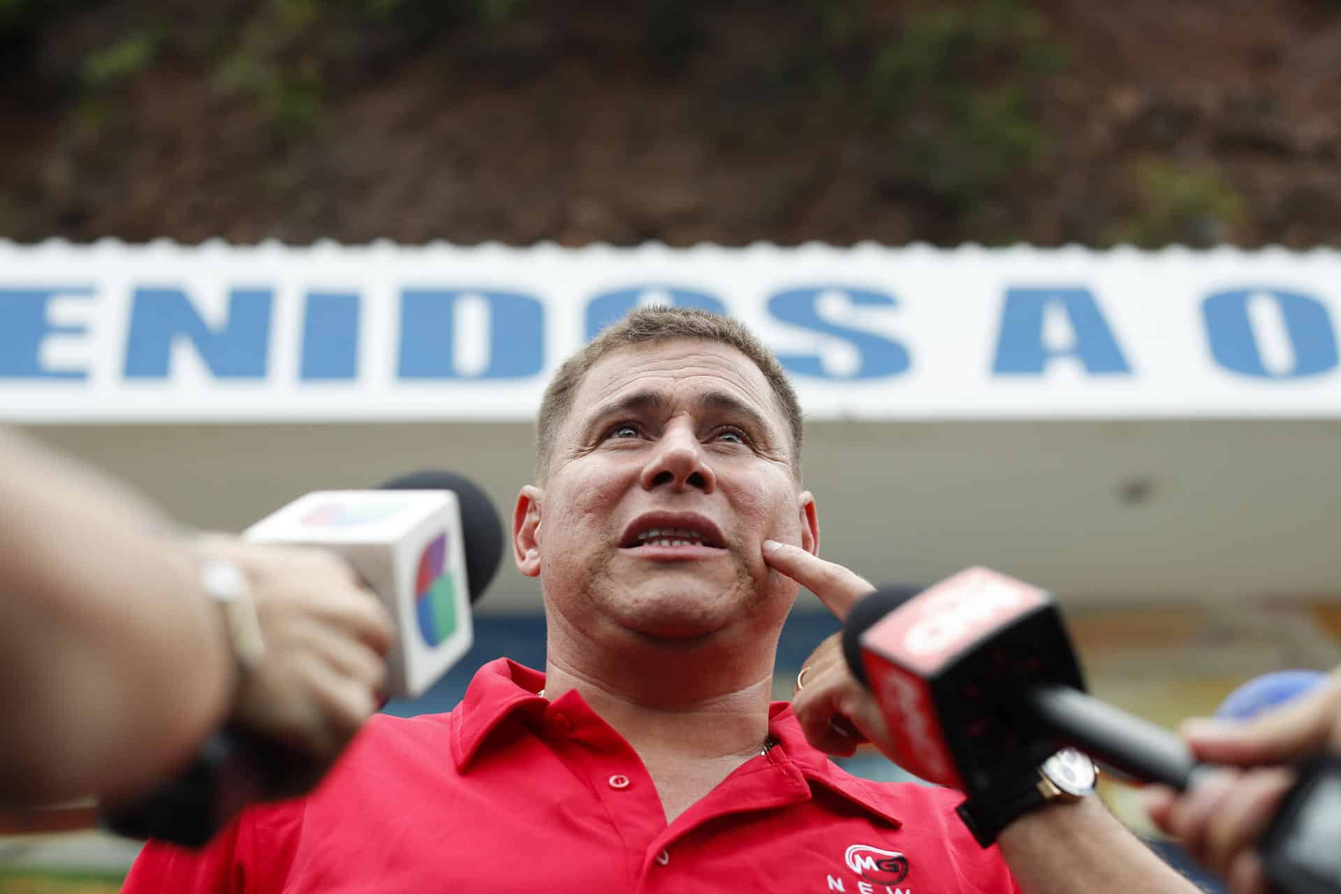 El periodista Mario Guevara habla con la prensa este viernes, en Olocuilta (El Salvador). EFE/Rodrigo Sura