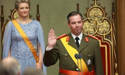 Guillermo (d), Gran Duque de Luxemburgo durante su ceremonia de juramento este viernes en la Cámara de Diputados en Luxemburgo, junto a la nueva Gran Duquesa Estefanía. EFE/EPA/OLIVIER HOSLET