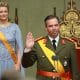 Guillermo (d), Gran Duque de Luxemburgo durante su ceremonia de juramento este viernes en la Cámara de Diputados en Luxemburgo, junto a la nueva Gran Duquesa Estefanía. EFE/EPA/OLIVIER HOSLET