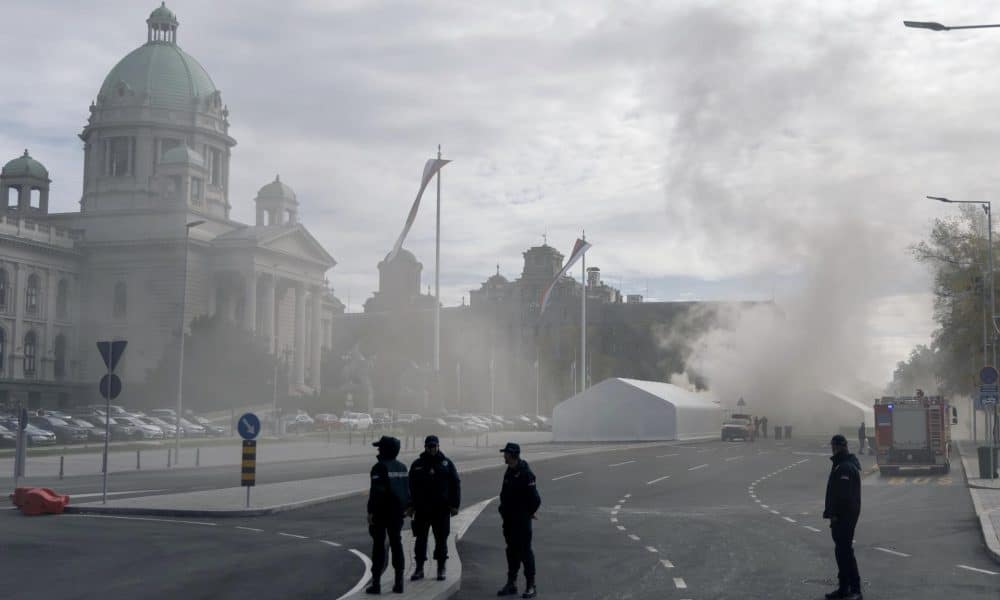 los oficiales aseguran la escena frente al edificio del Parlamento mientras el humo sale de una carpa, en Belgrado, Serbia, 22 de octubre de 2025. Un hombre resultó gravemente herido en un incidente de disparos fuera del edificio del parlamento, cerca de una carpa de partidarios del presidente Vucic, quien describió el incidente como un 'acto terrorista'. Una persona fue detenida en relación con el tiroteo. (Terrorista, Belgrado) EFE/EPA/STRINGER