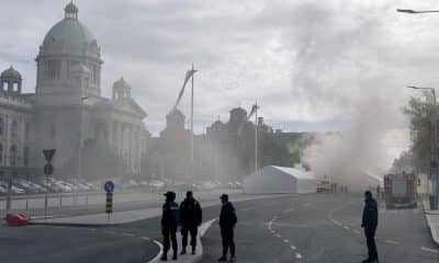 los oficiales aseguran la escena frente al edificio del Parlamento mientras el humo sale de una carpa, en Belgrado, Serbia, 22 de octubre de 2025. Un hombre resultó gravemente herido en un incidente de disparos fuera del edificio del parlamento, cerca de una carpa de partidarios del presidente Vucic, quien describió el incidente como un 'acto terrorista'. Una persona fue detenida en relación con el tiroteo. (Terrorista, Belgrado) EFE/EPA/STRINGER