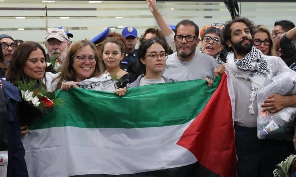 De izquierda a derecha los activistas mexicanos: Laura Alejandra Vélez, Sol González, Arlín Medrano, Ernesto Ledesma y Diego Vázquez posan con la bandera de Palestina este miércoles, a su llegada al Aeropuerto Internacional de la Ciudad de México (México). EFE/ Mario Guzmán