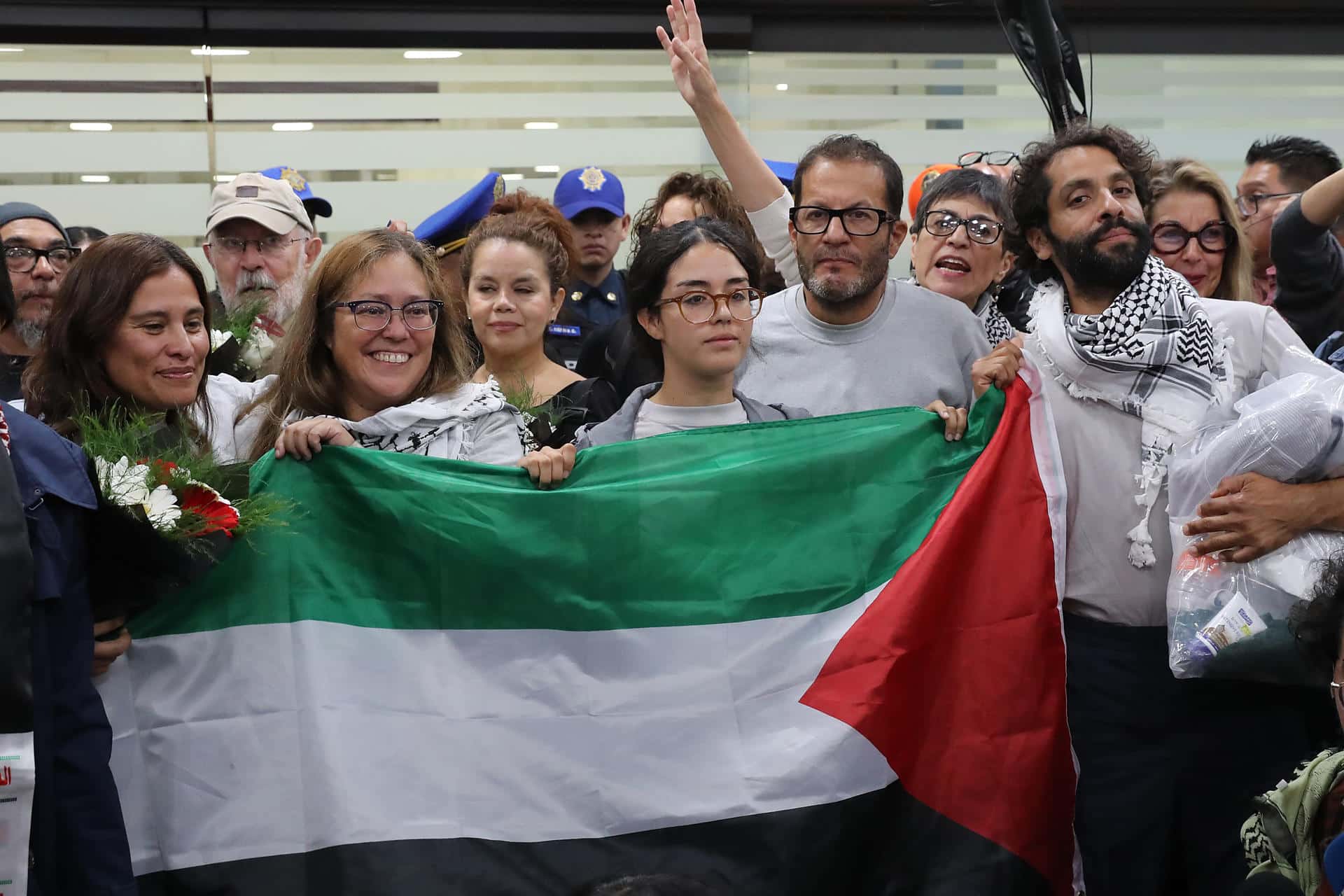 De izquierda a derecha los activistas mexicanos: Laura Alejandra Vélez, Sol González, Arlín Medrano, Ernesto Ledesma y Diego Vázquez posan con la bandera de Palestina este miércoles, a su llegada al Aeropuerto Internacional de la Ciudad de México (México). EFE/ Mario Guzmán