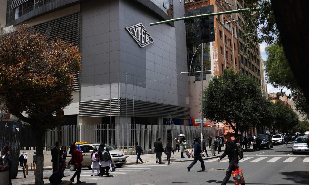 Vista general de archivo de las oficinas de Yacimientos Petrolíferos Fiscales Bolivianos (YPFB), en La Paz (Bolivia). EFE/ Luis Gandarillas