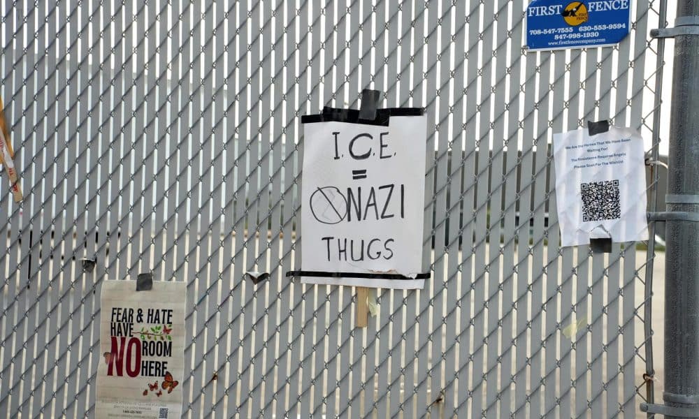 Fotografía de algunos carteles en contra del Servicio de Inmigración y Control de Aduanas (ICE)  afuera del centro de detención del ICE este miércoles, en Broadview (Estados Unidos). EFE/ Manuel Márquez
