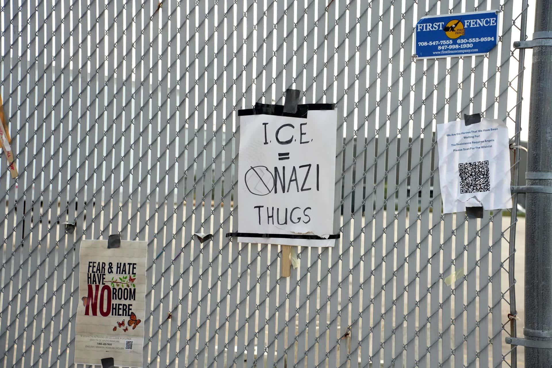 Fotografía de algunos carteles en contra del Servicio de Inmigración y Control de Aduanas (ICE)  afuera del centro de detención del ICE este miércoles, en Broadview (Estados Unidos). EFE/ Manuel Márquez