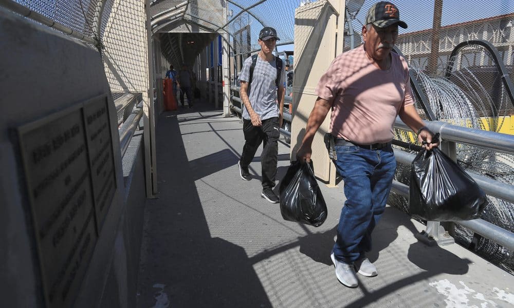 Personas cruzan hacia Estados Unidos por el puente Internacional Paso del Norte este martes, en Ciudad Juárez, Chihuahua (México). EFE/Luis Torres