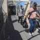 Personas cruzan hacia Estados Unidos por el puente Internacional Paso del Norte este martes, en Ciudad Juárez, Chihuahua (México). EFE/Luis Torres