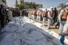 Restos y cuerpos de palestinos no identificados, devueltos por Israel, se preparan para un funeral masivo fuera del Hospital Nasser en Khan Yunis, Franja de Gaza Sur, 22 de octubre de 2025. La devolución de prisioneros palestinos fallecidos por Israel forma parte de un acuerdo de alto el fuego entre Israel y Hamas que entró en vigor el 10 de octubre de 2025. EFE/EPA/HAITHAM IMAD