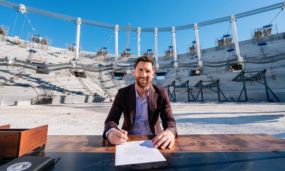 Fotografía cedida por el Inter Miami donde aparece Lionel Messi firmando su renovación con el equipo en el centro del Freedom Park, el estadio que el club está edificando en la zona del aeropuerto de Miami. EFE/Inter Miami /SOLO USO EDITORIAL /NO VENTAS /SOLO DISPONIBLE PARA ILUSTRAR LA NOTICIA QUE ACOMPAÑA /CRÉDITO OBLIGATORIO