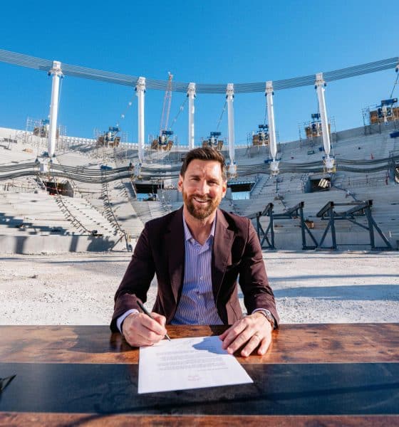Fotografía cedida por el Inter Miami donde aparece Lionel Messi firmando su renovación con el equipo en el centro del Freedom Park, el estadio que el club está edificando en la zona del aeropuerto de Miami. EFE/Inter Miami /SOLO USO EDITORIAL /NO VENTAS /SOLO DISPONIBLE PARA ILUSTRAR LA NOTICIA QUE ACOMPAÑA /CRÉDITO OBLIGATORIO