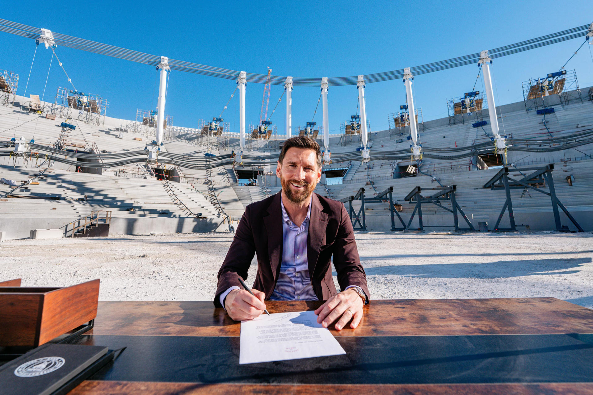 Fotografía cedida por el Inter Miami donde aparece Lionel Messi firmando su renovación con el equipo en el centro del Freedom Park, el estadio que el club está edificando en la zona del aeropuerto de Miami. EFE/Inter Miami /SOLO USO EDITORIAL /NO VENTAS /SOLO DISPONIBLE PARA ILUSTRAR LA NOTICIA QUE ACOMPAÑA /CRÉDITO OBLIGATORIO